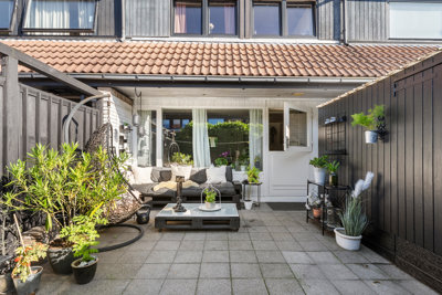 Rækkehus i tre etager med privat gårdmiljø centralt i Ishøj