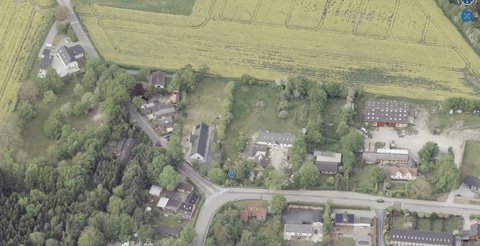 Renoveringsprojekt på 1.177 kvm. stor grund i Lille Skensved, unik mulighed for enten renovere eller bygge nyt. Ejendommen skal renoveres, der skal etableres køkken, da det er fjernet. Stort badeværelse, stor stue m.m. Trappe til 1 sal. hvor der ligeledes er mange muligheder for etablering af værelser. Der skal etableret nyt varmesystem. Ejendommen er beliggende på stor grund, så derfor også velegnet til nybyg. Et spændende projekt.