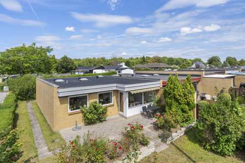 Velbeliggende enderækkehus med skøn have og terrasse i Baldersbrønde